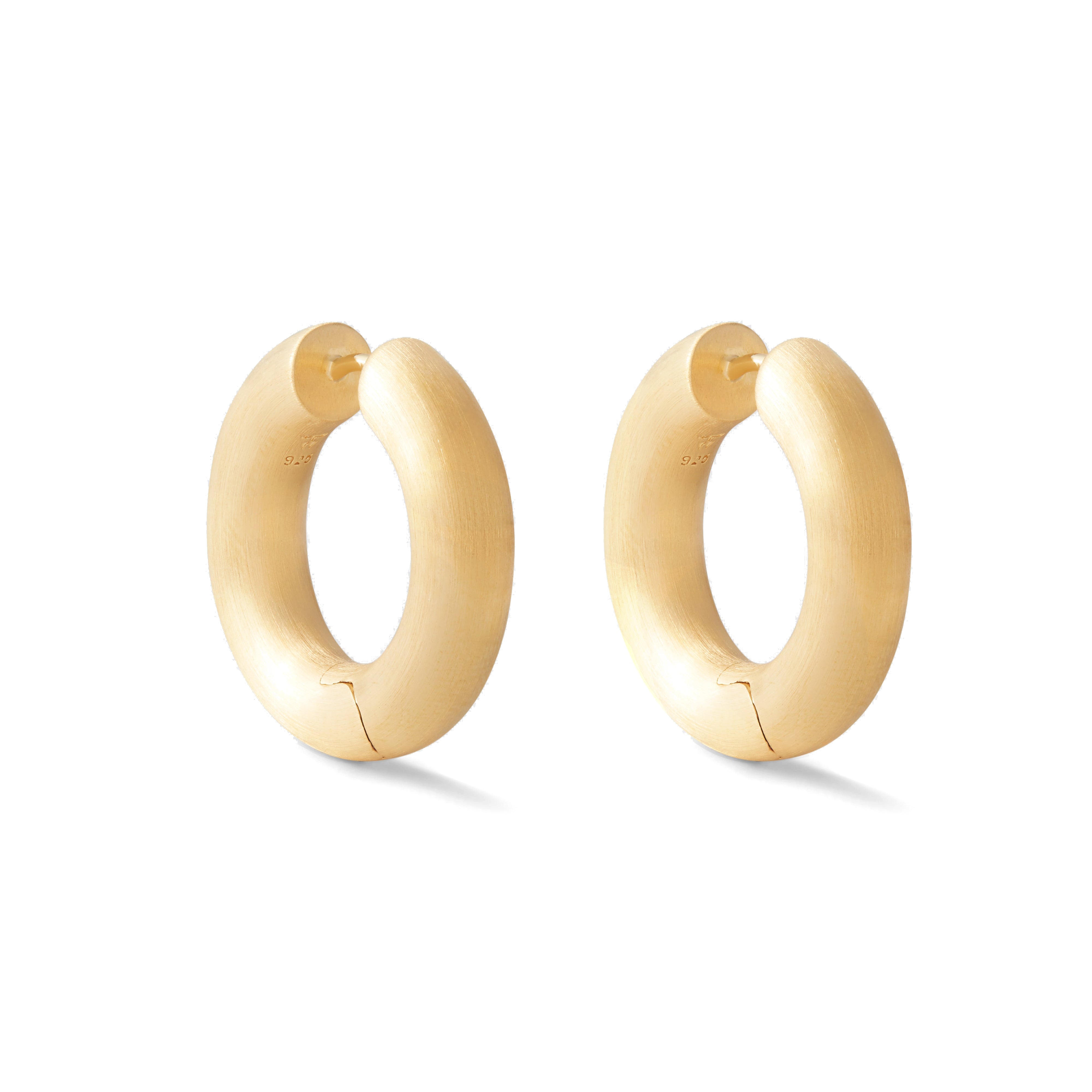 Tom Wood - Chunky Hoops Satin Medium Gold - (Yellow Gold) – DSMNY