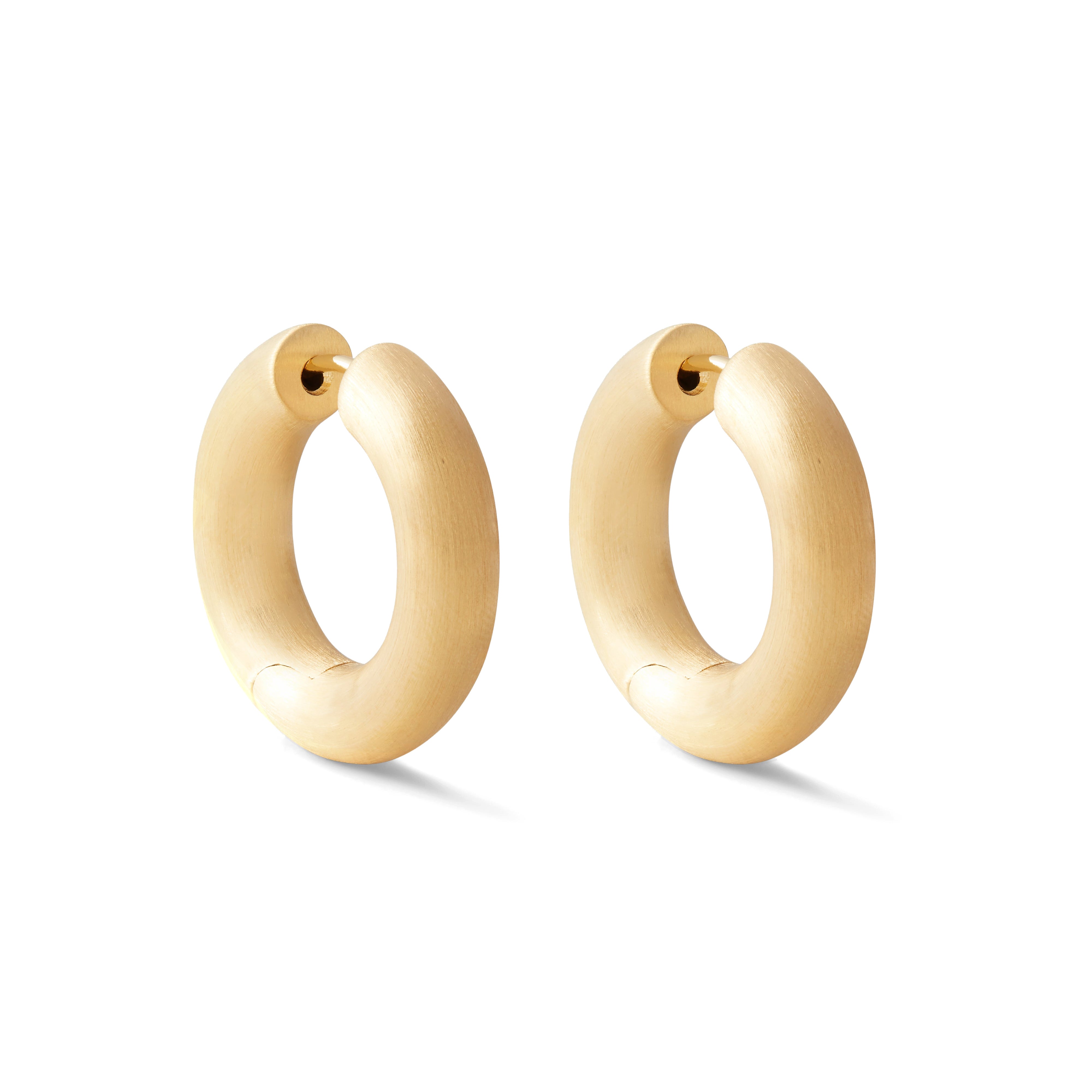 Tom Wood: Chunky Hoops Satin Medium Gold (Yellow Gold) | DSMNY E-SHOP
