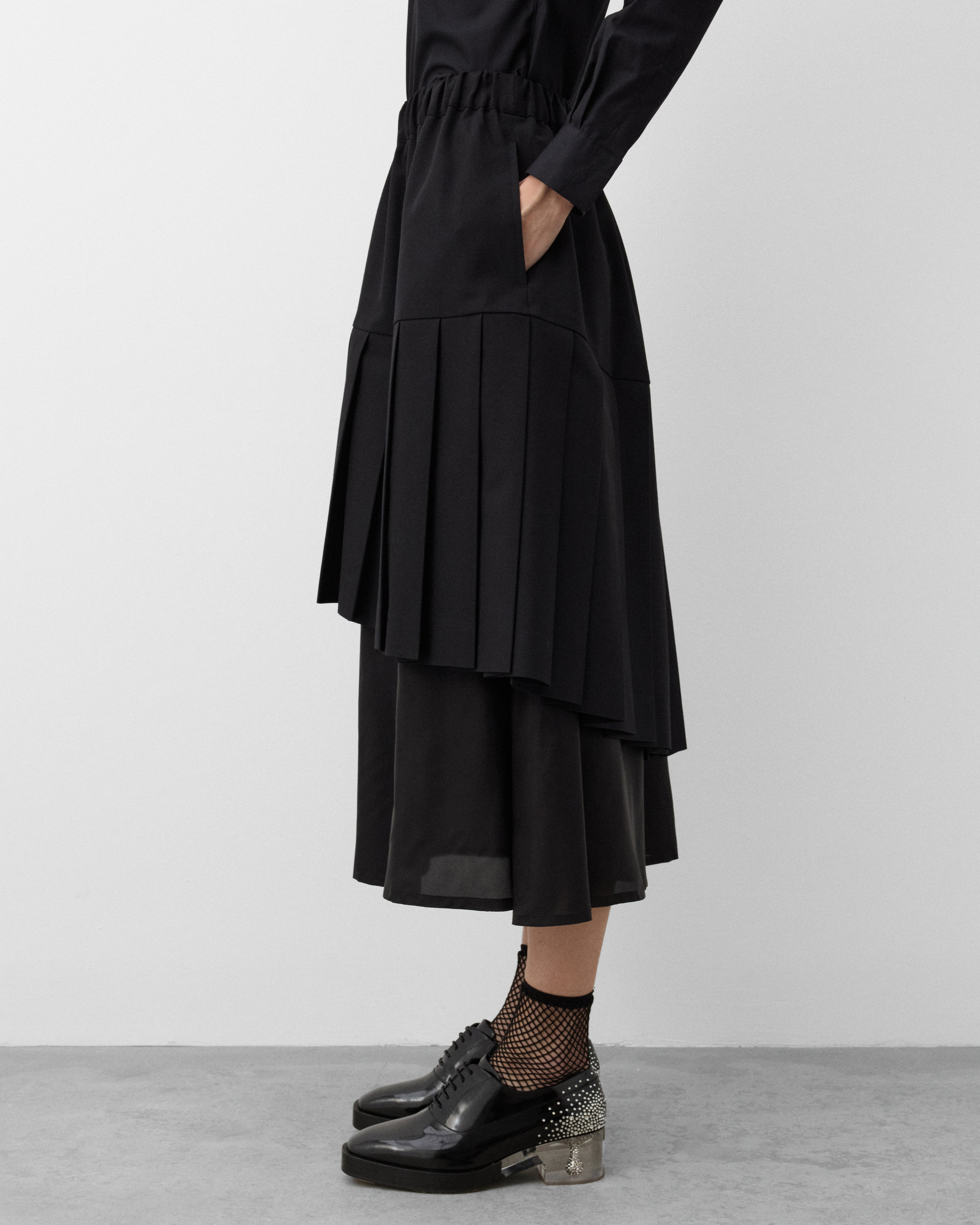 Noir Kei Ninomiya: Women's Tiered Pleated Skirt (Black) | DSMNY E-SHOP