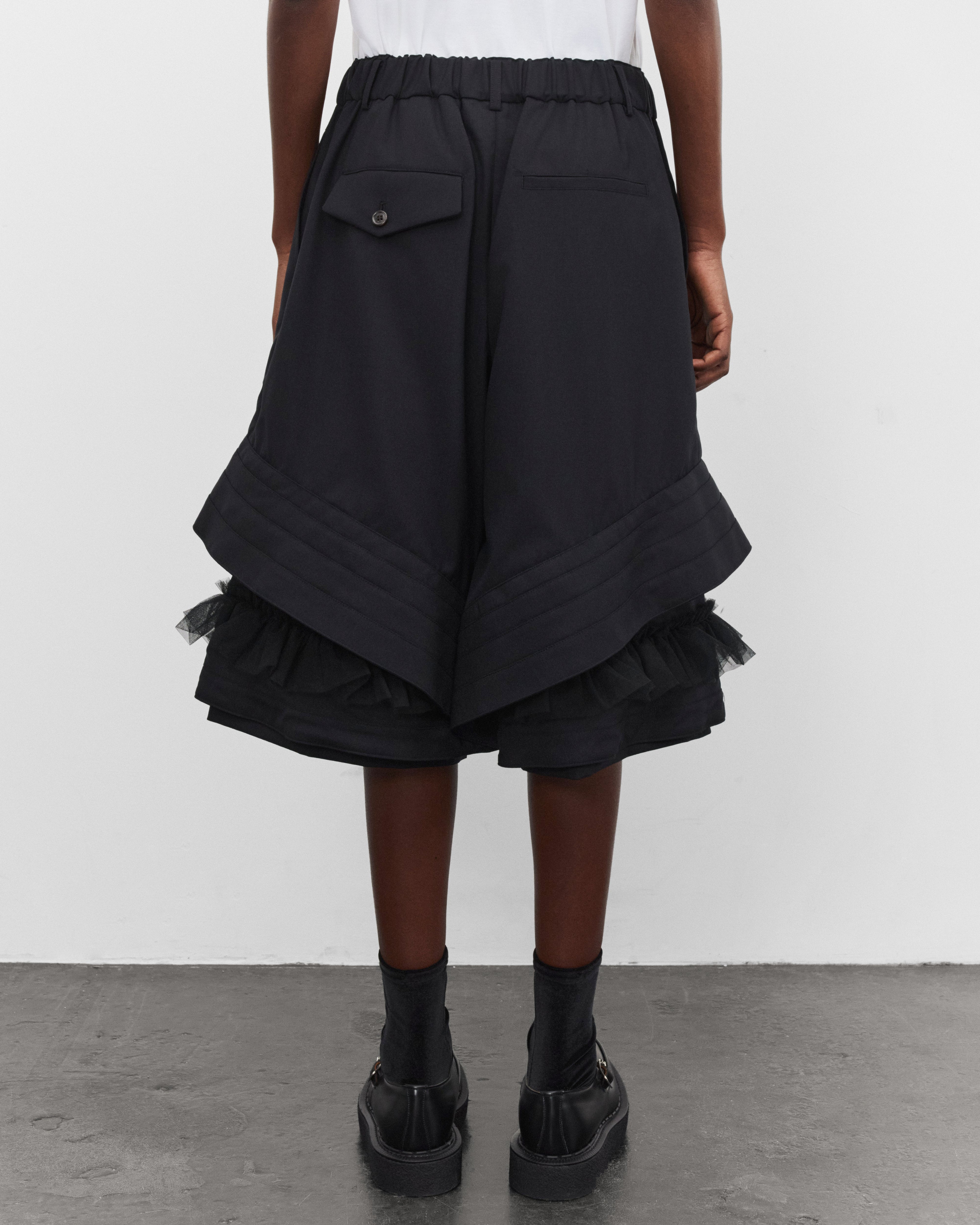 Noir Kei Ninomiya: Women's Tiered Tulle Shorts (Black) | DSMNY E-SHOP