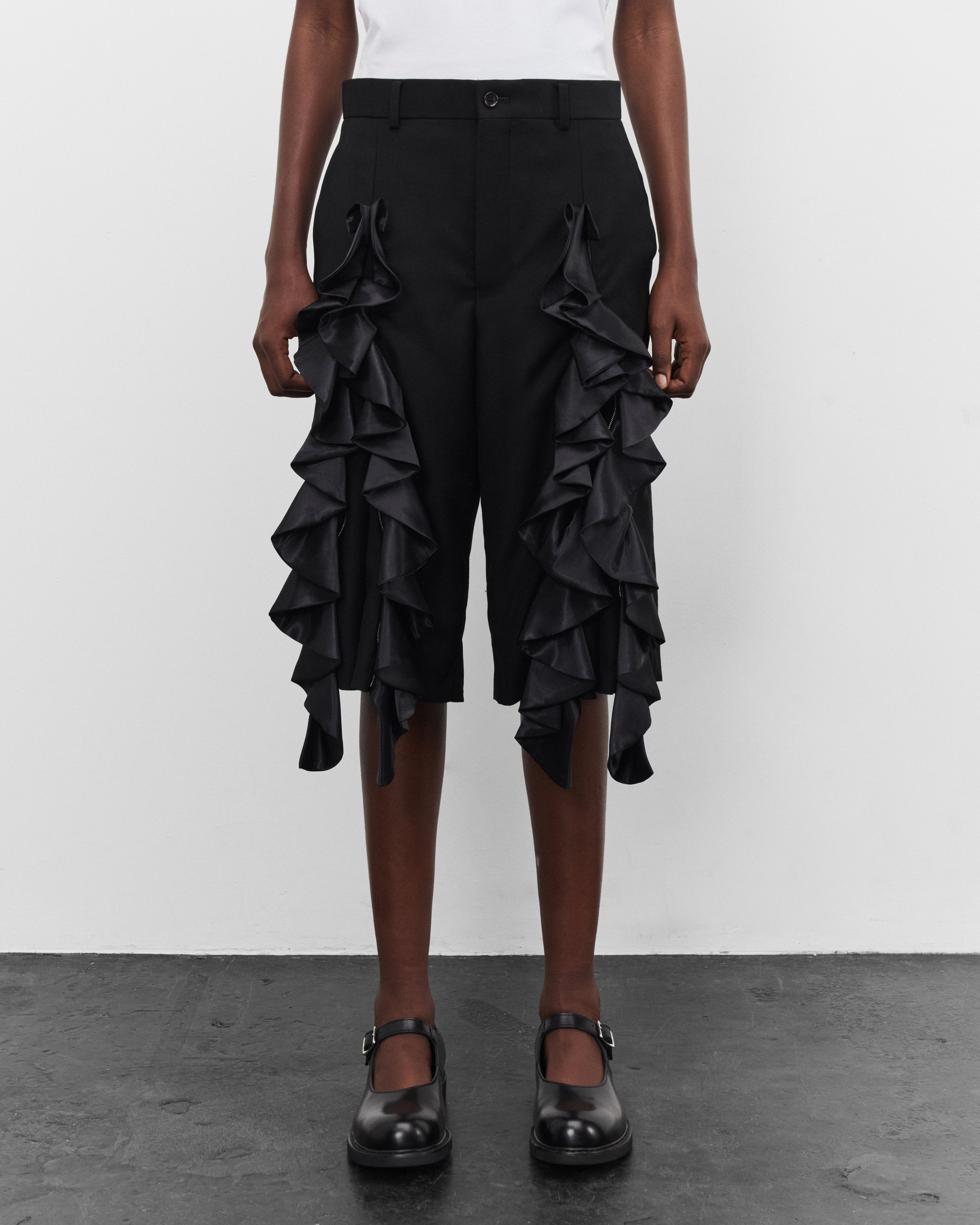 Noir Kei Ninomiya: Women's Cropped Zip Ruffle Trousers (Black