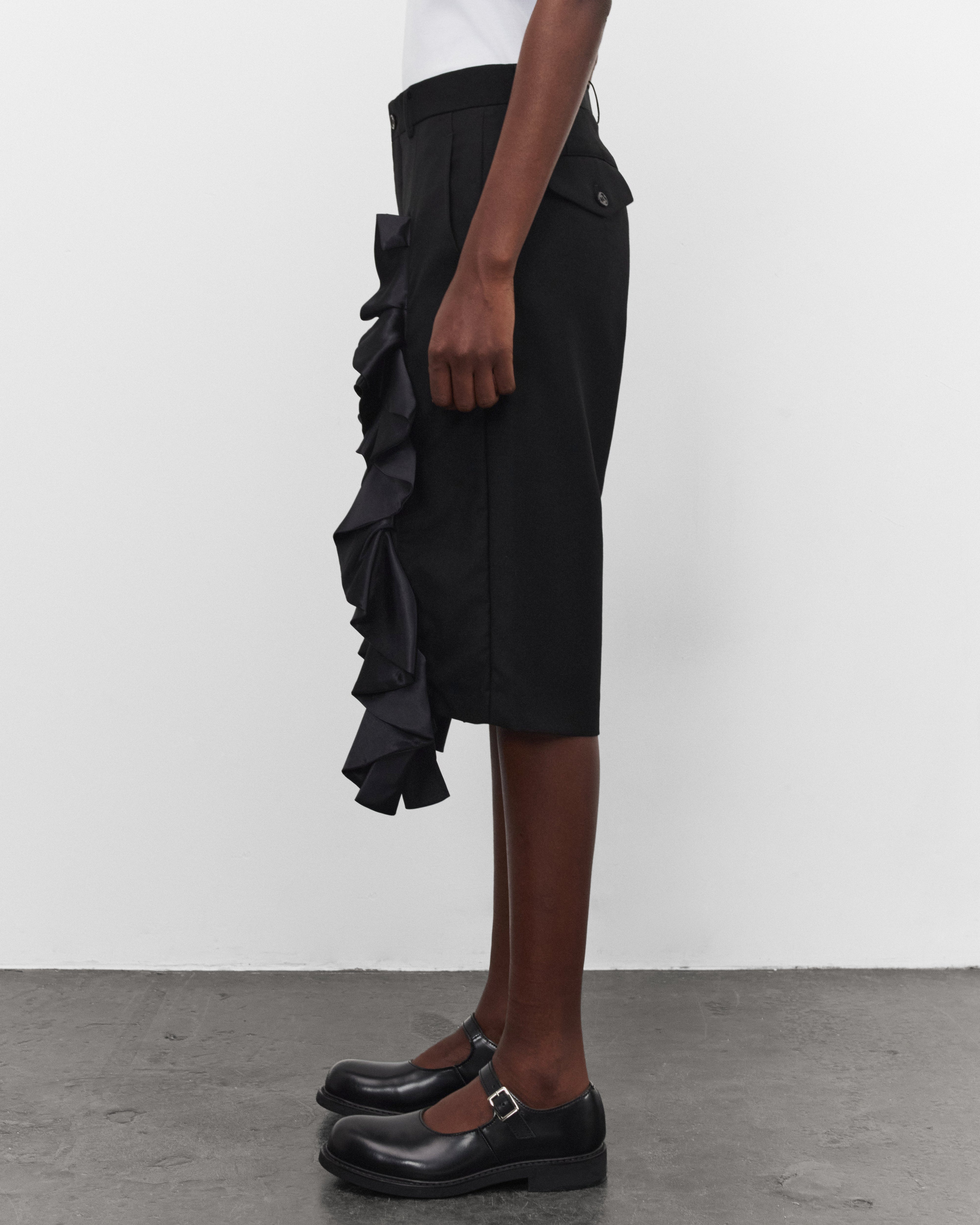 Noir Kei Ninomiya: Women's Cropped Zip Ruffle Trousers (Black