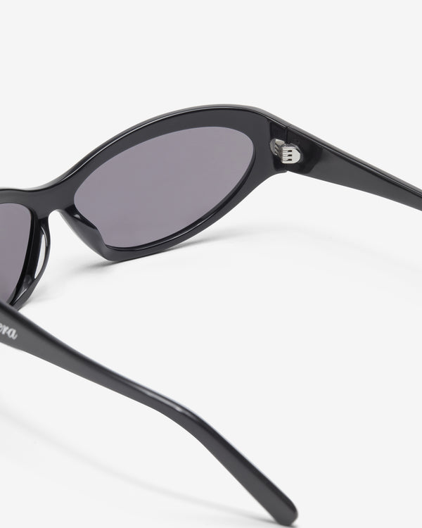 Vaquera - Women's Cat Eye Sunglasses - (Black)